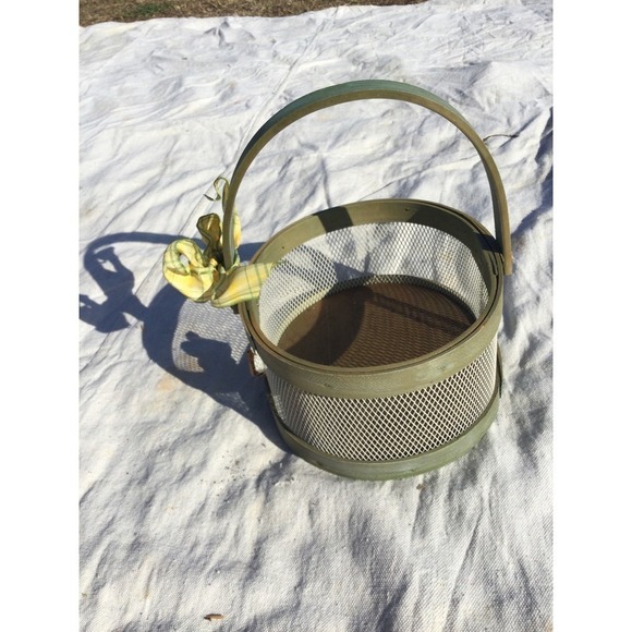 Green bee wire basket wood bow yellow rustic farmhouse country - Picture 4 of 11